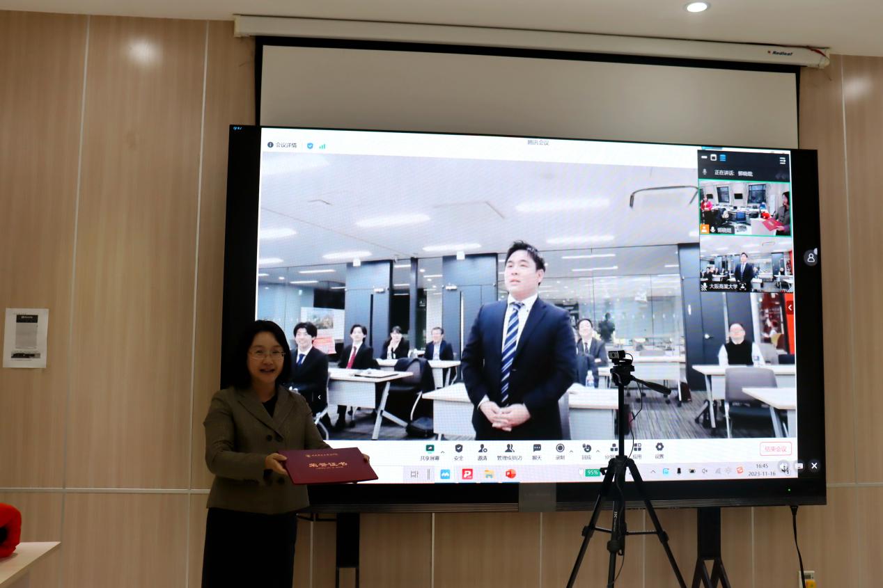 2736365线路检测中心no1葛建新教授为“最佳汇报奖”成田卓巳同学颁奖